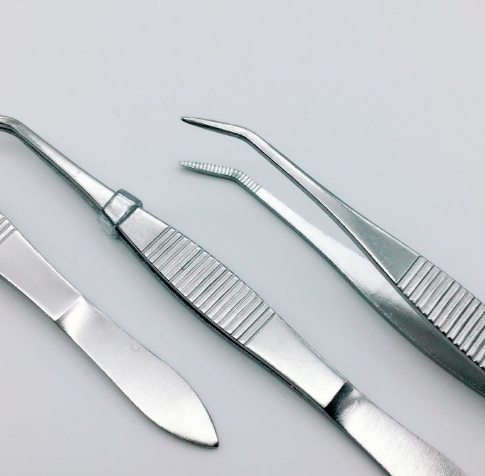 手术镊子和手术钳子：稳固夹持，确保手术安全
